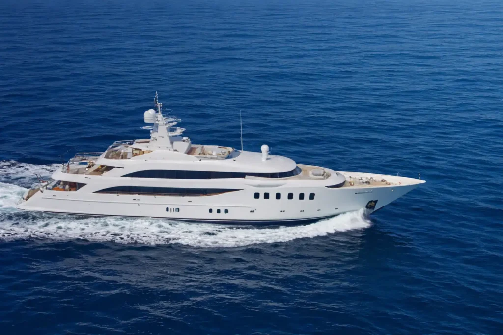 Πολυτελές σκάφος σε καθαρή θάλασσα μετά από επαγγελματικό καθαρισμό σκαφών στην Αθήνα και τον Πειραιά.