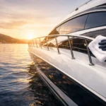 Πολυτελές σκάφος σε ηλιοβασίλεμα με καθαρισμό εξωτερικής επιφάνειας και γυάλισμα inox