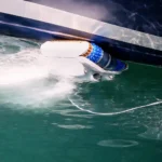 ρομποτικό σύστημα καθαρισμού γάστρας σκάφους αφαιρεί άλγη και ρύπους μέσα στο νερό