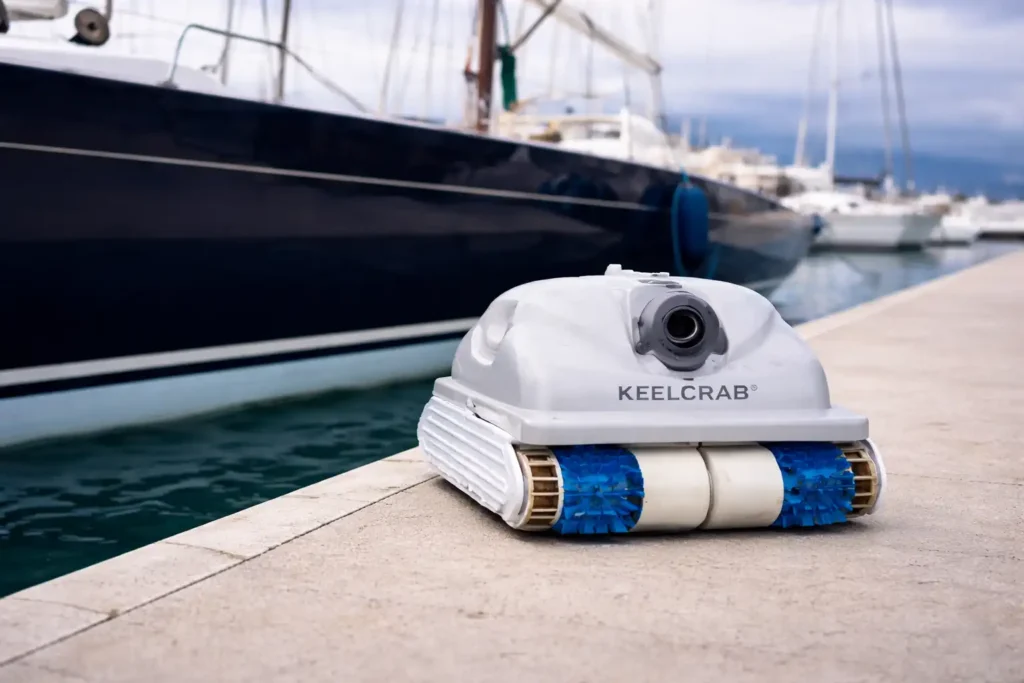 ρομποτικό σύστημα keelcrab για καθαρισμό γάστρας σκάφους σε μαρίνα στην Αττική