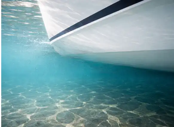 καθαρή γάστρα σκάφους μετά τον καθαρισμό με λεία επιφάνεια μέσα στο νερό