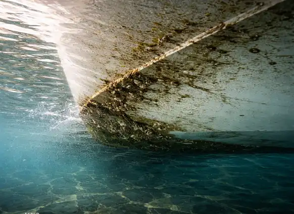 βρώμικη γάστρα σκάφους με άλγη μικροοργανισμούς και επικαθίσεις μέσα στο νερό